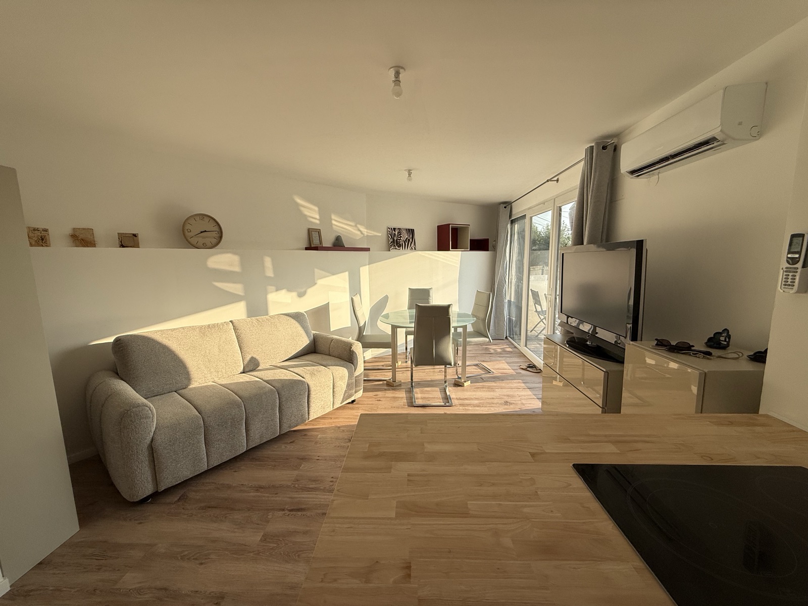 Séjour lumineux avec baie vitrée